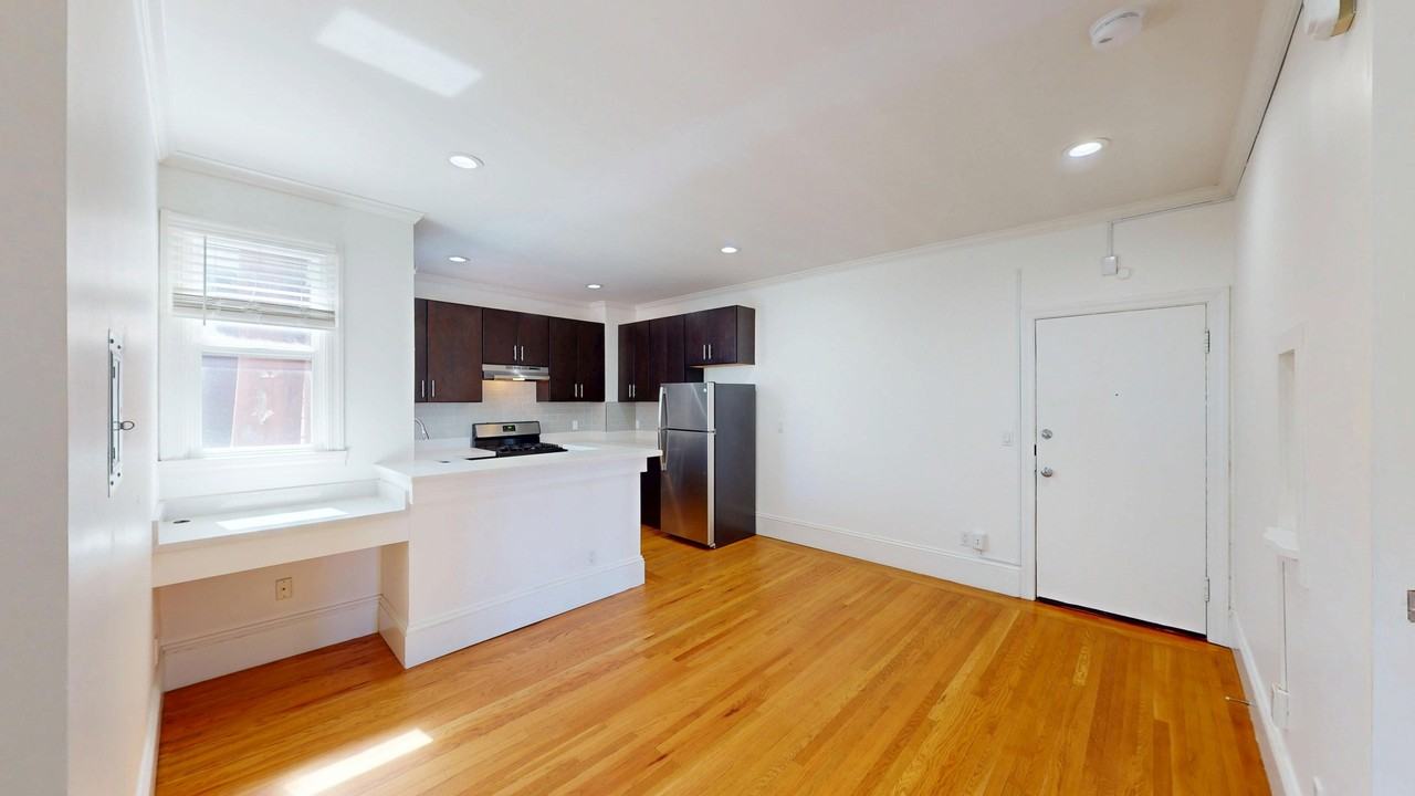 Listing photo 1 of 5