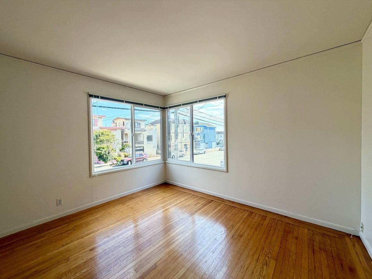 Listing photo 1 of 5