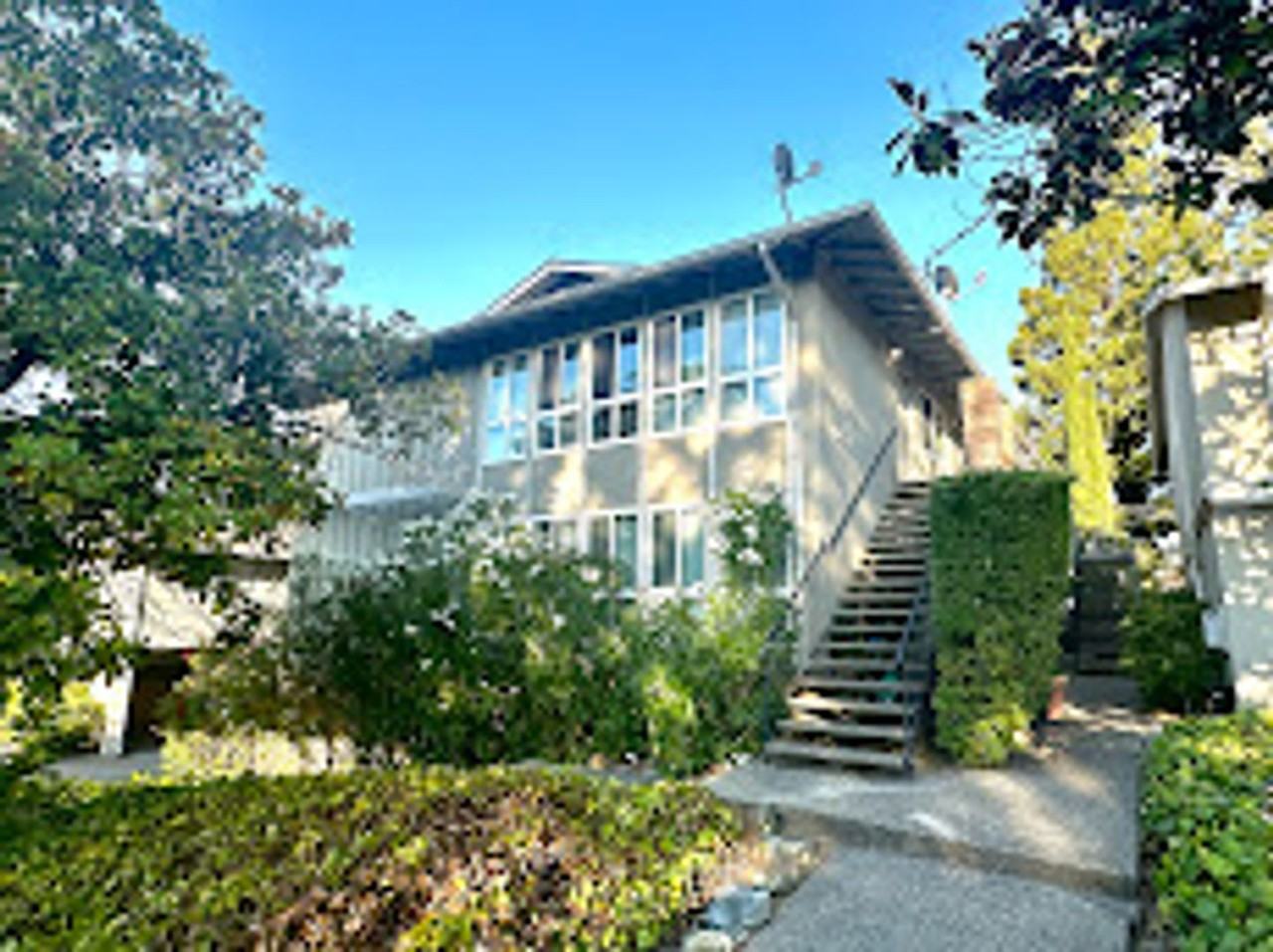 Listing photo 1 of 2