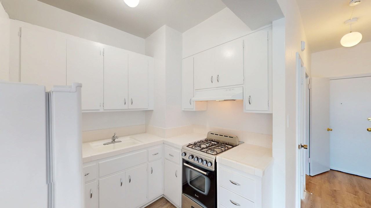 Listing photo 1 of 5