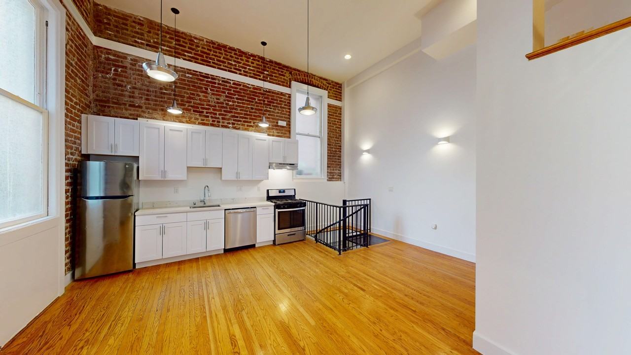 Listing photo 1 of 5