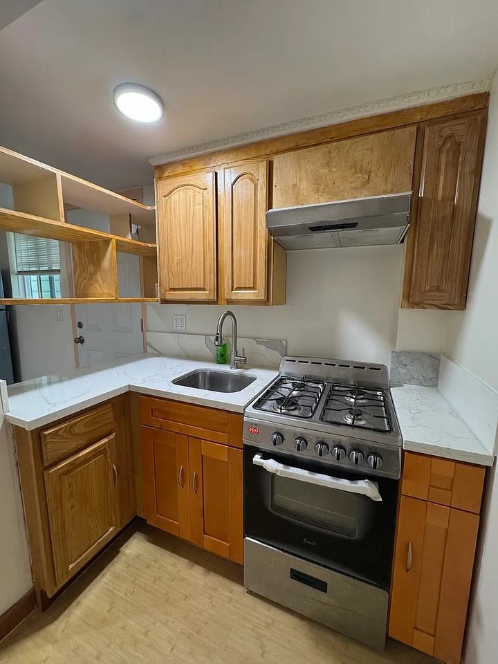 Listing photo 1 of 5
