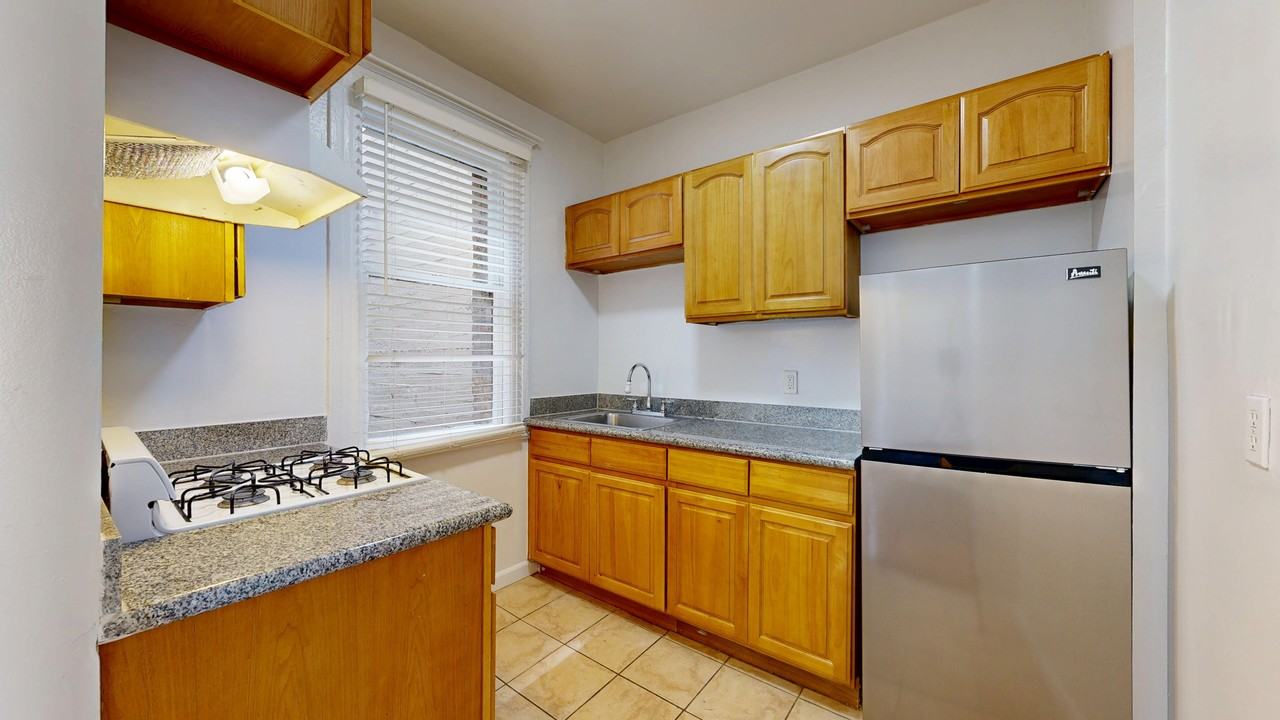Listing photo 1 of 5