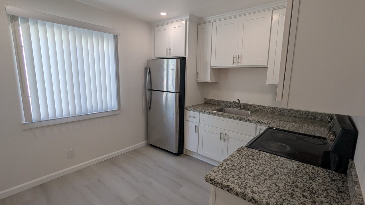 Listing photo 1 of 5