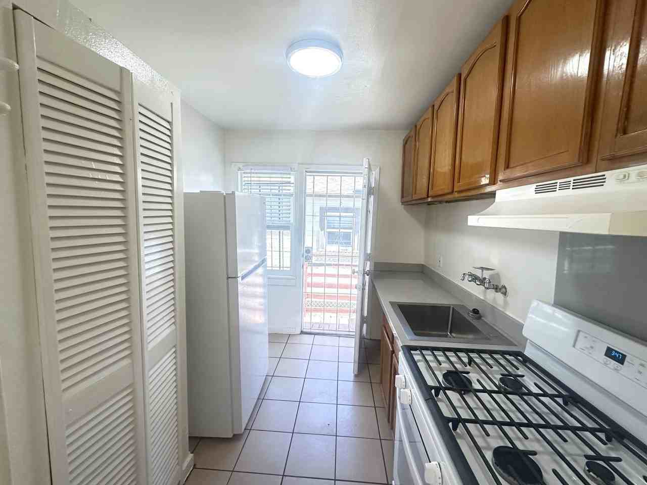 Listing photo 1 of 5