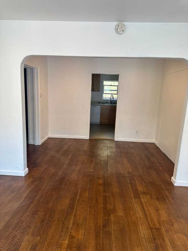 Listing photo 1 of 5