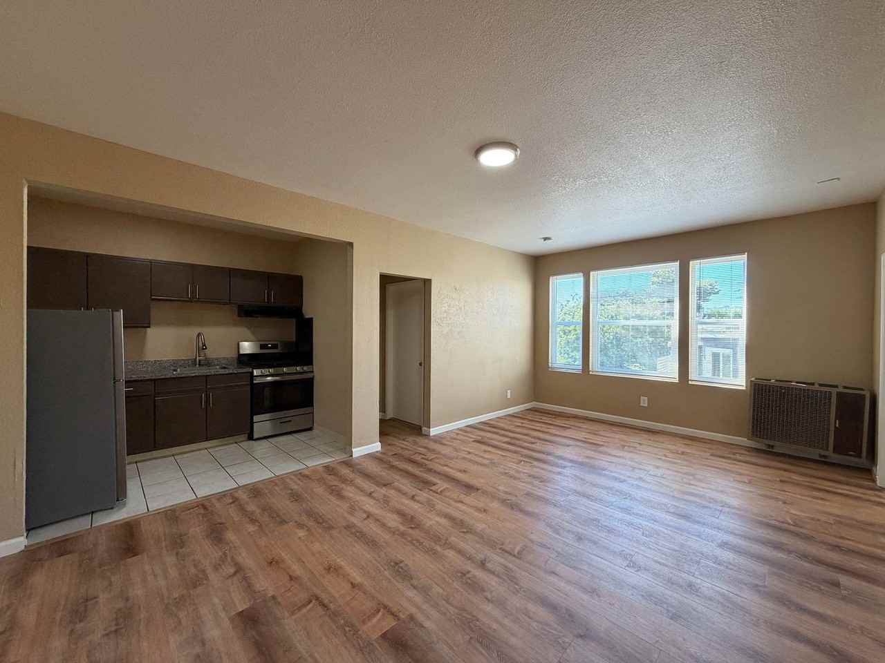 Listing photo 1 of 5