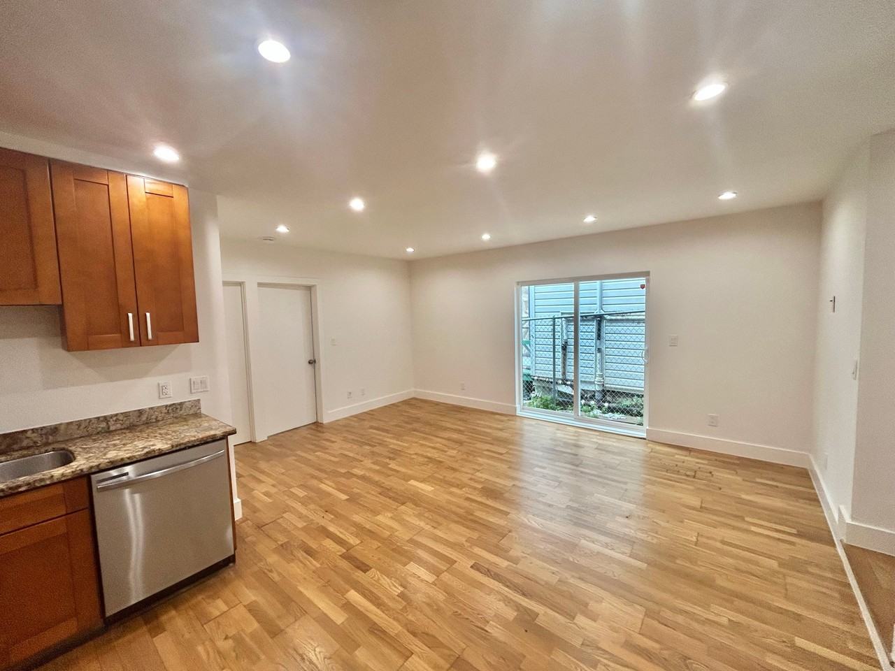 Listing photo 1 of 5