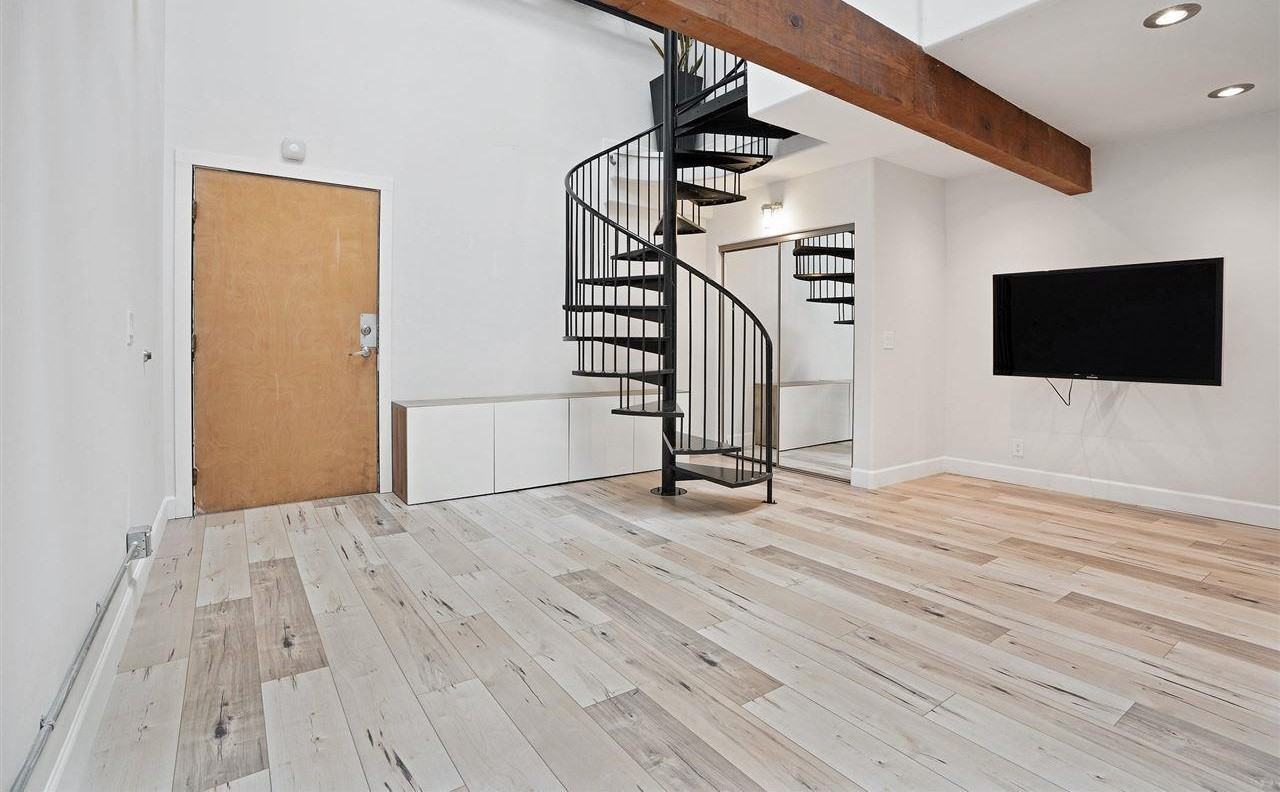 Listing photo 1 of 5