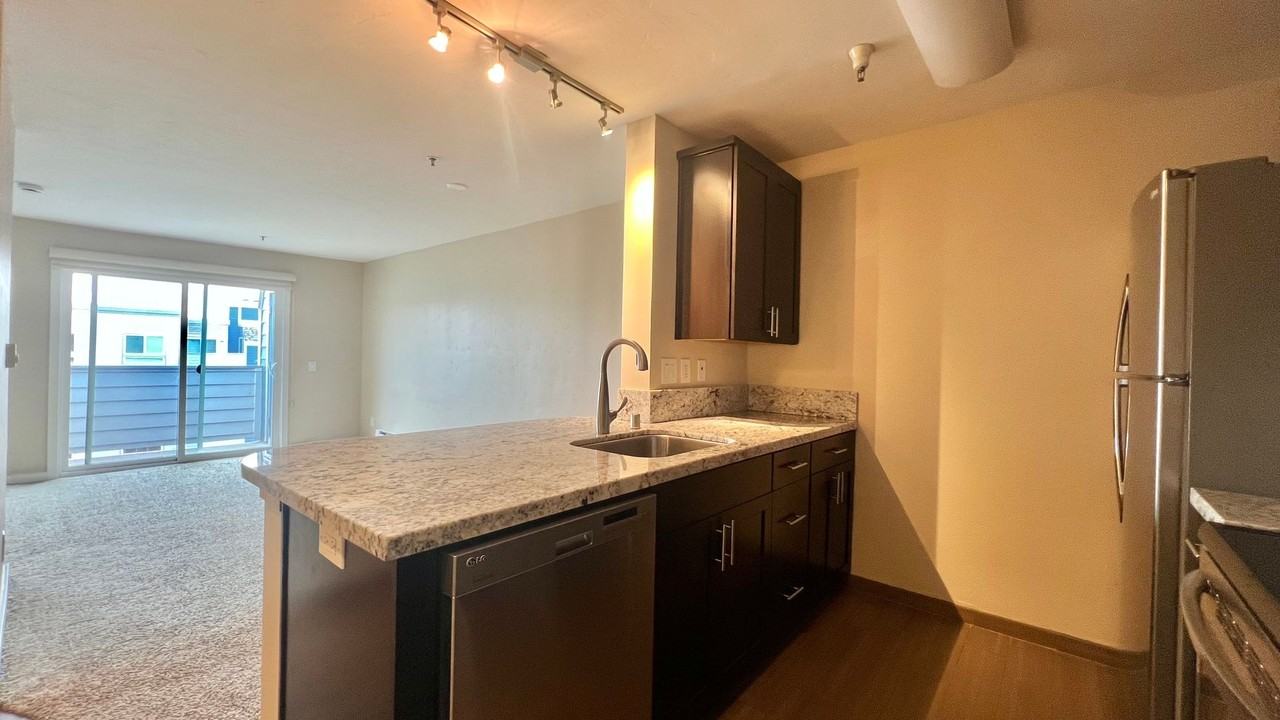 Listing photo 1 of 5