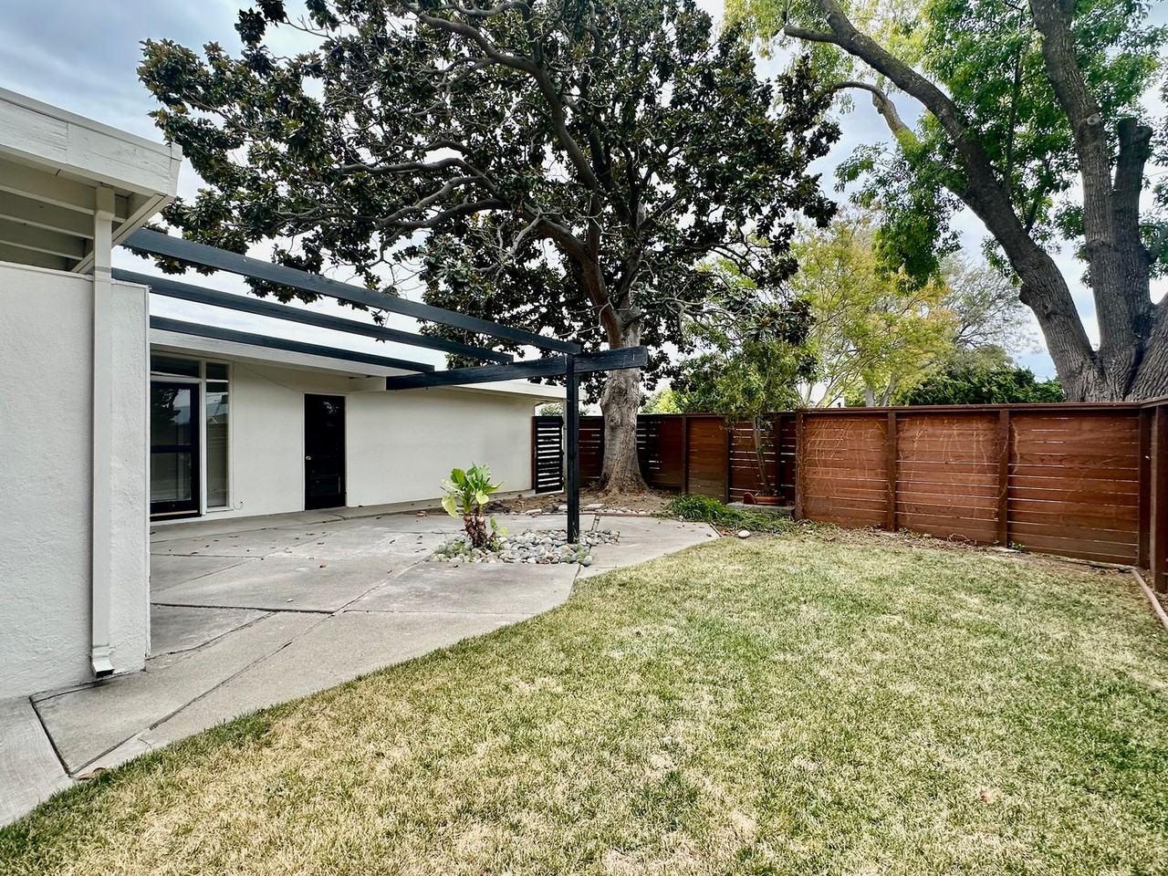 Listing photo 1 of 5