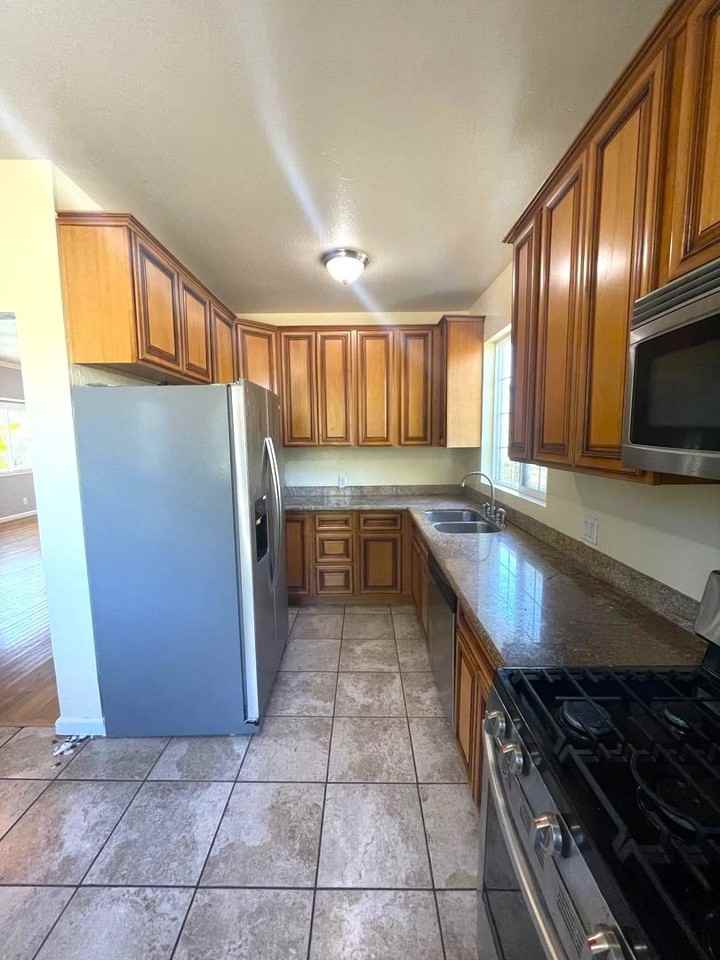 Listing photo 1 of 5