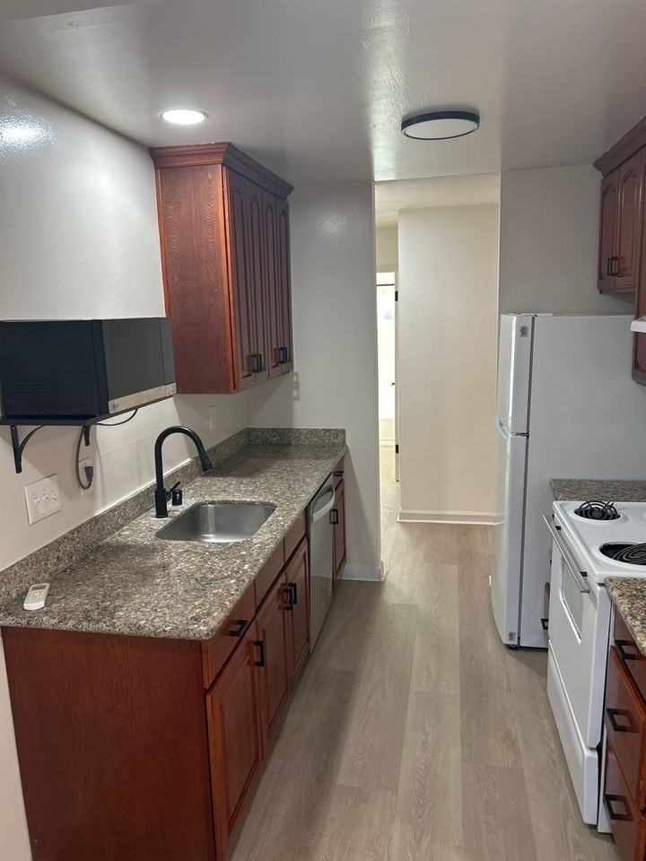 Listing photo 1 of 5