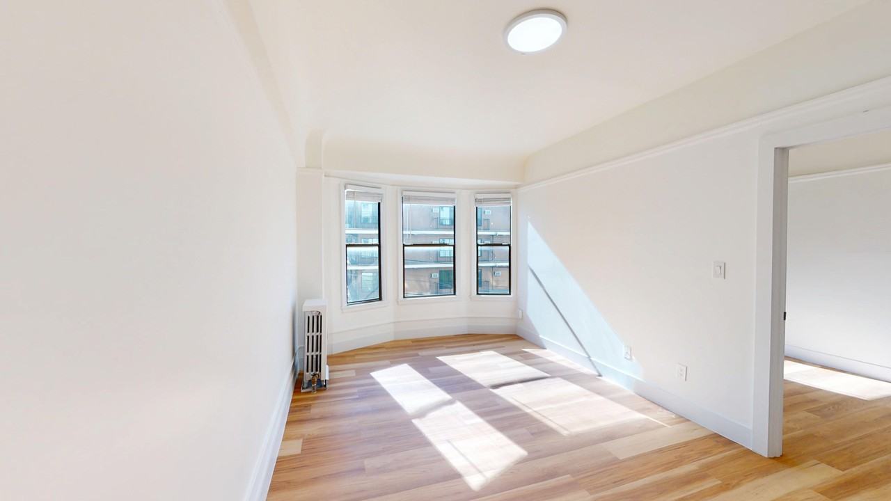 Listing photo 1 of 5
