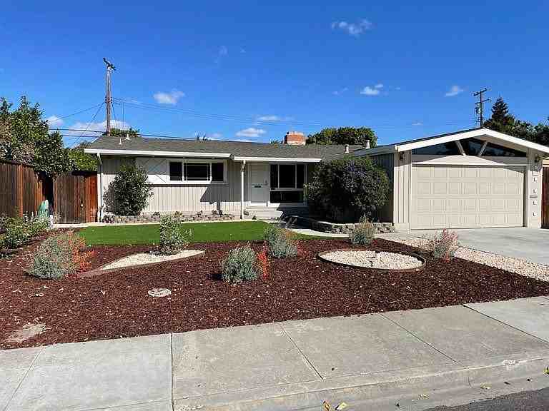 Listing photo 1 of 5