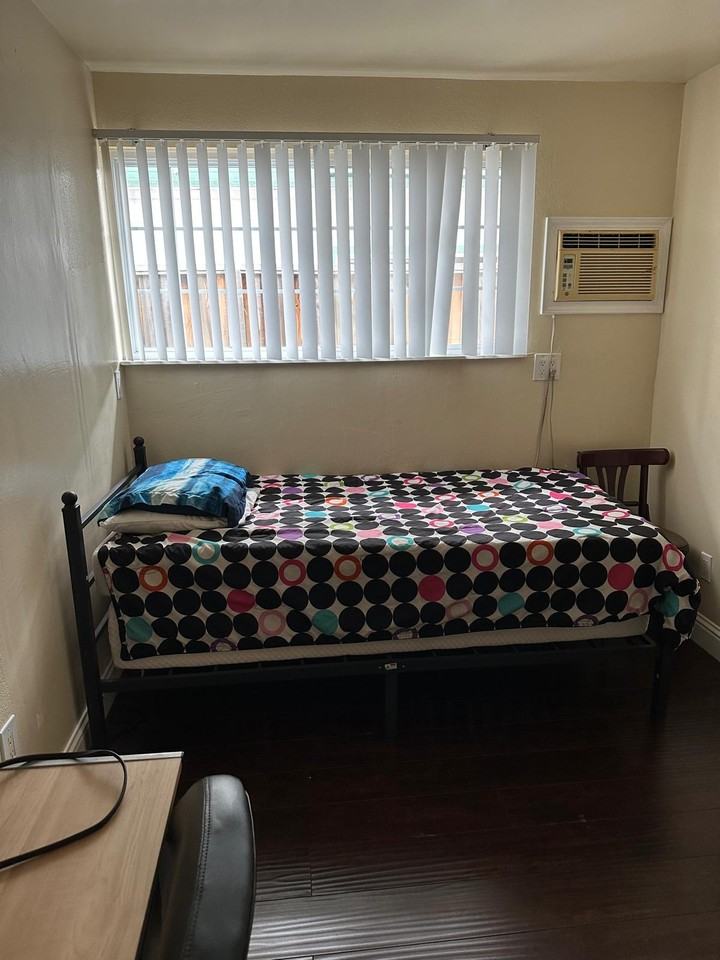 Listing photo 1 of 5