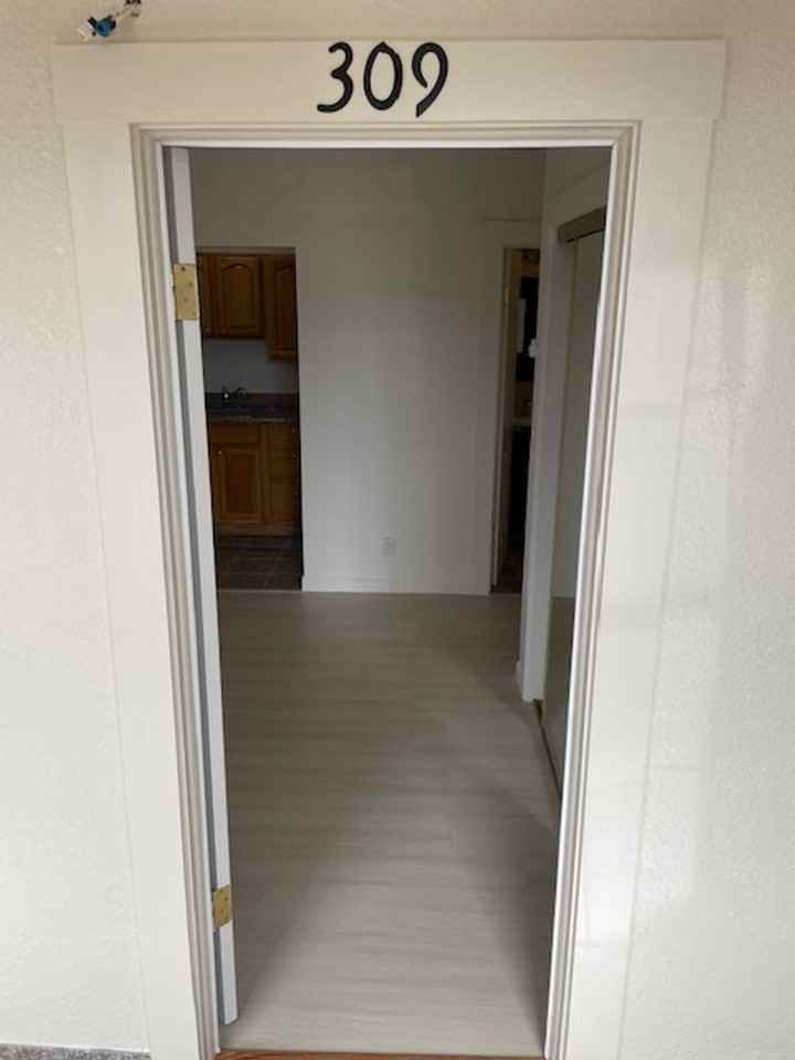 Listing photo 1 of 5