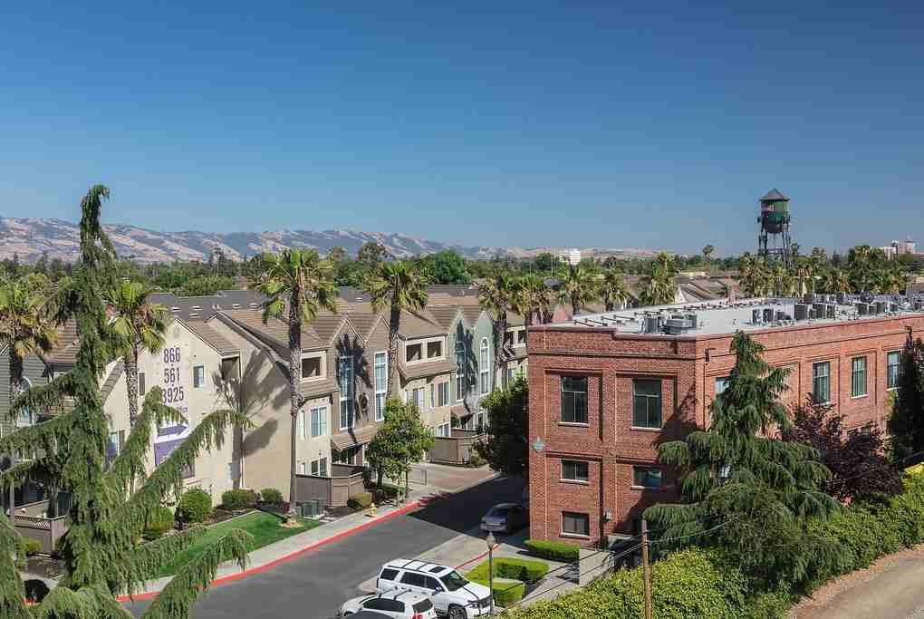 Listing photo 1 of 5