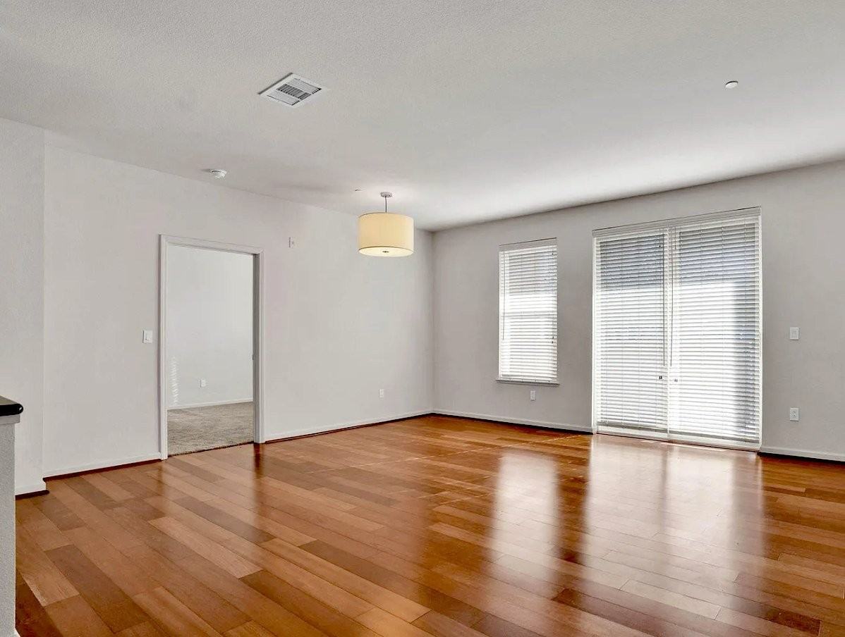 Listing photo 1 of 4