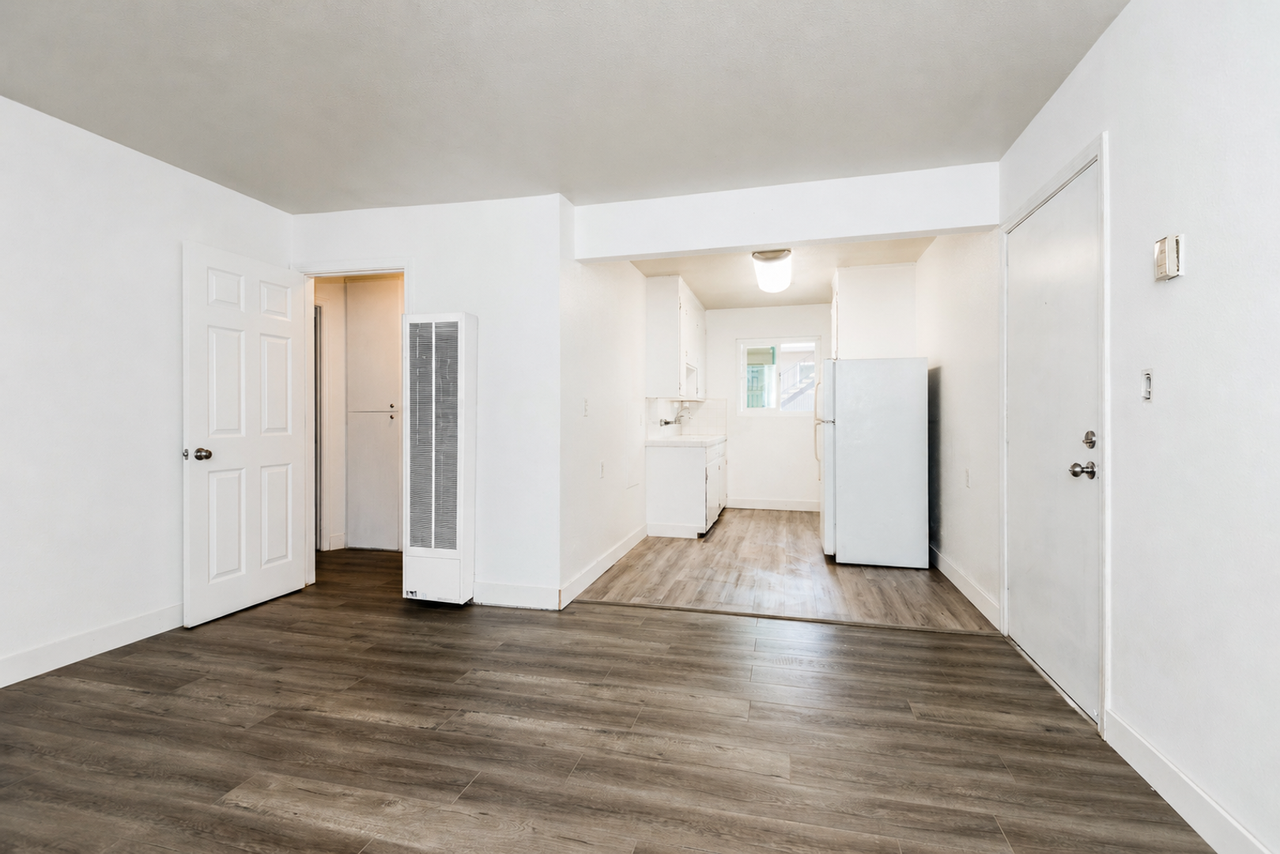 Listing photo 1 of 5