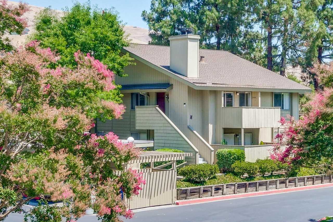 Listing photo 1 of 5