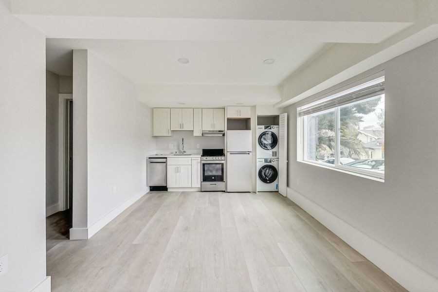 Listing photo 1 of 5