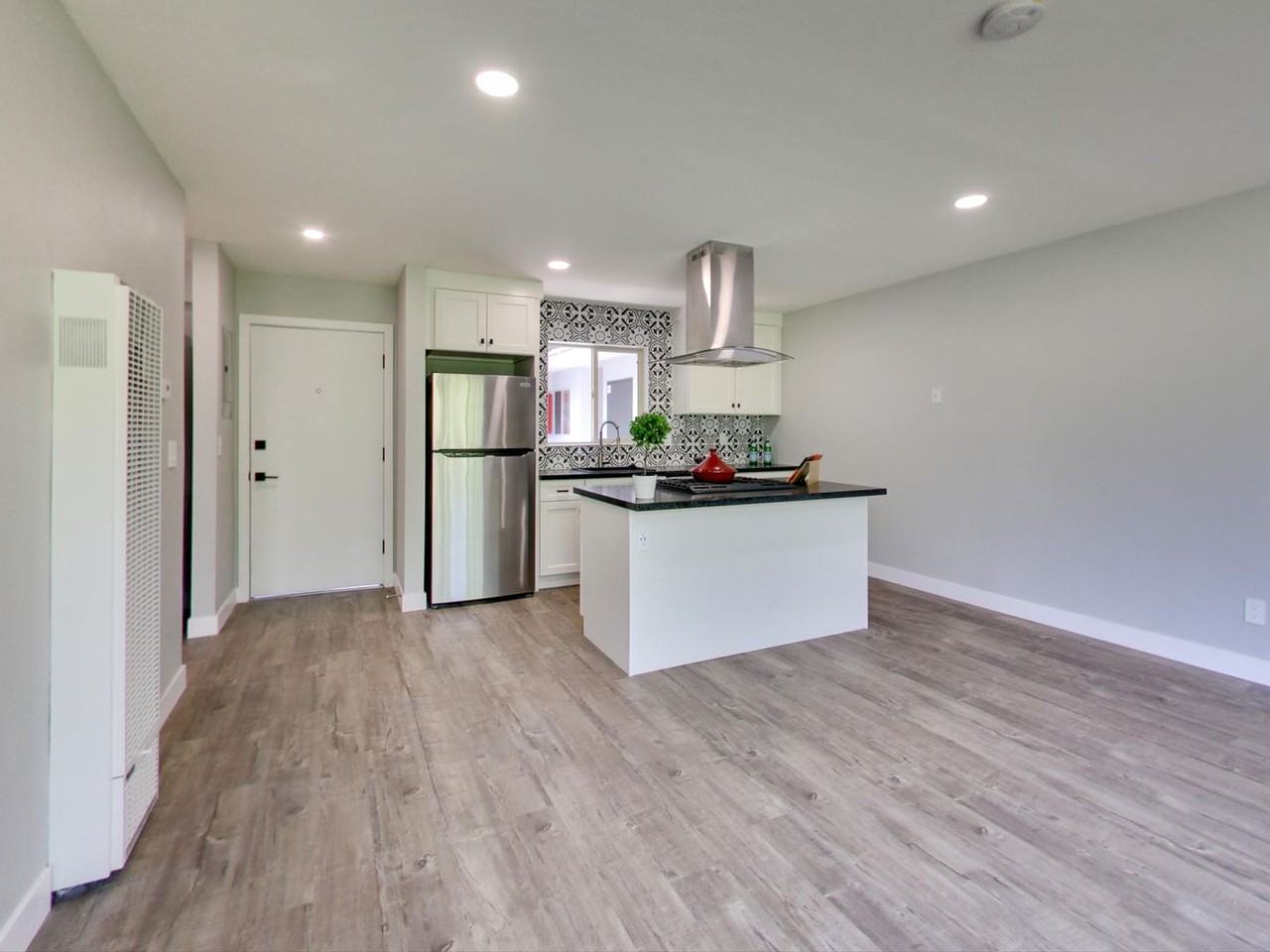 Listing photo 1 of 5