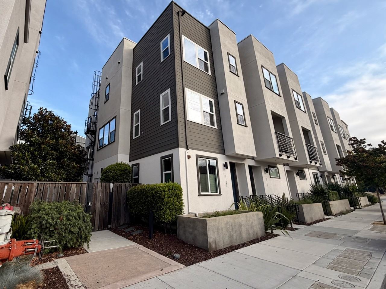 Listing photo 1 of 5