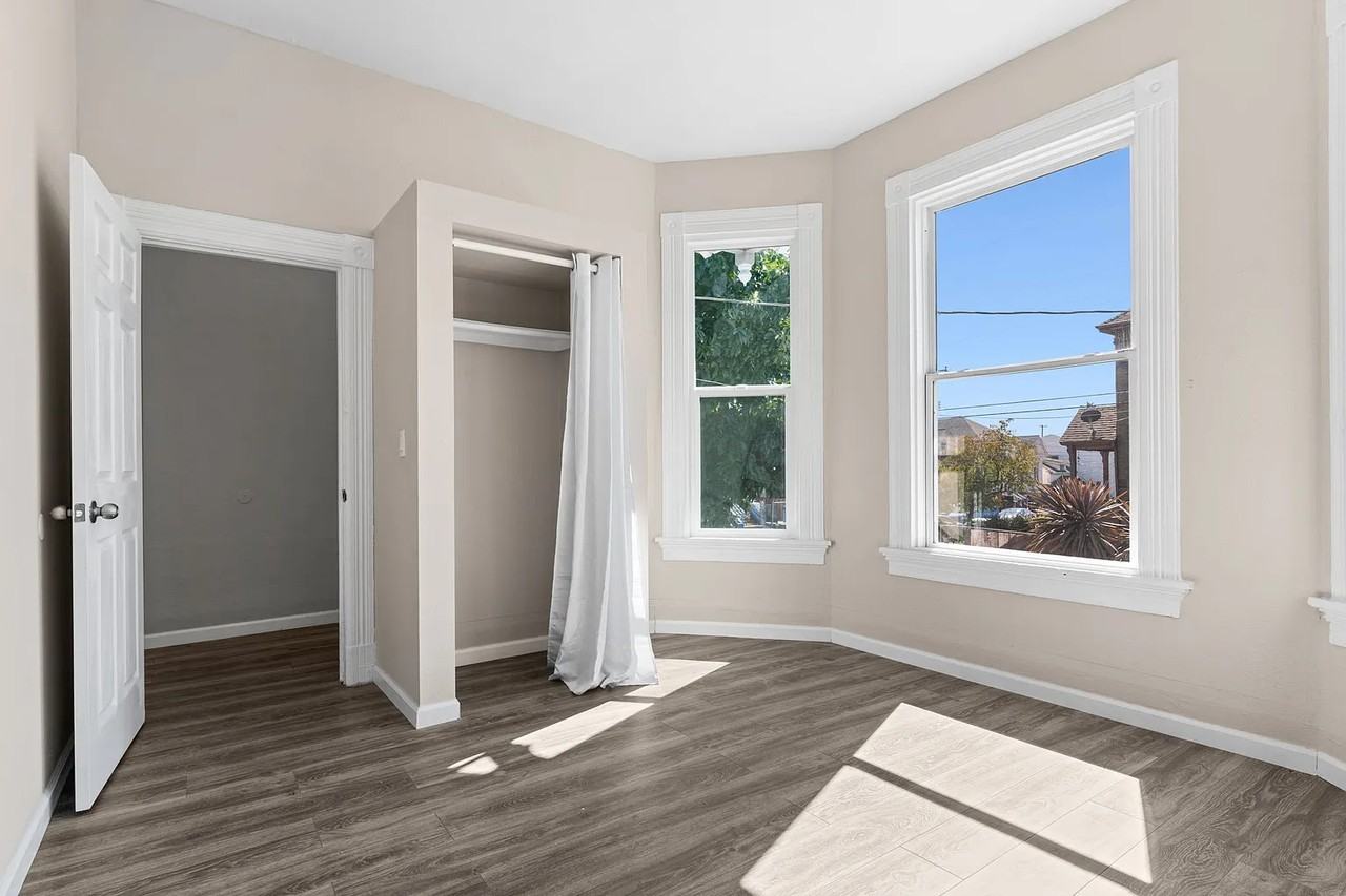 Listing photo 1 of 5