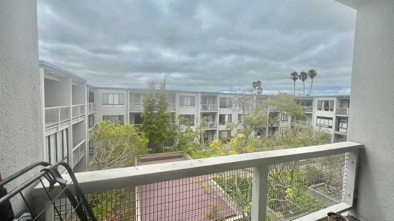 Listing photo 1 of 4