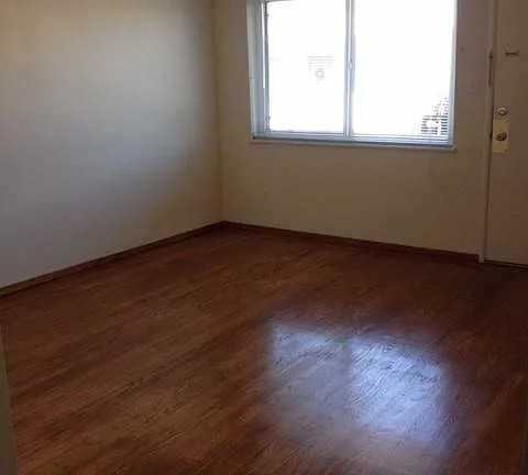 Listing photo 1 of 5