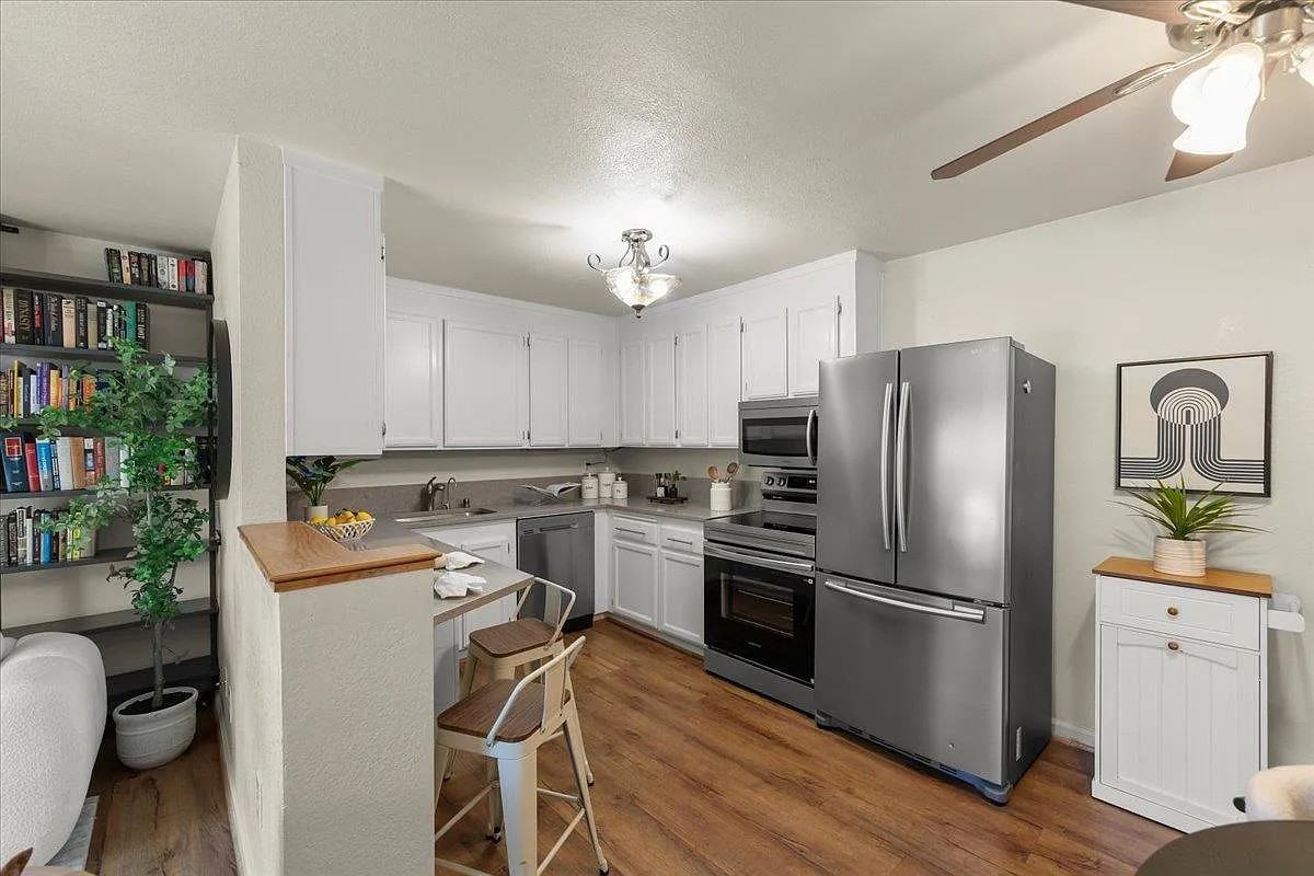 Listing photo 1 of 5