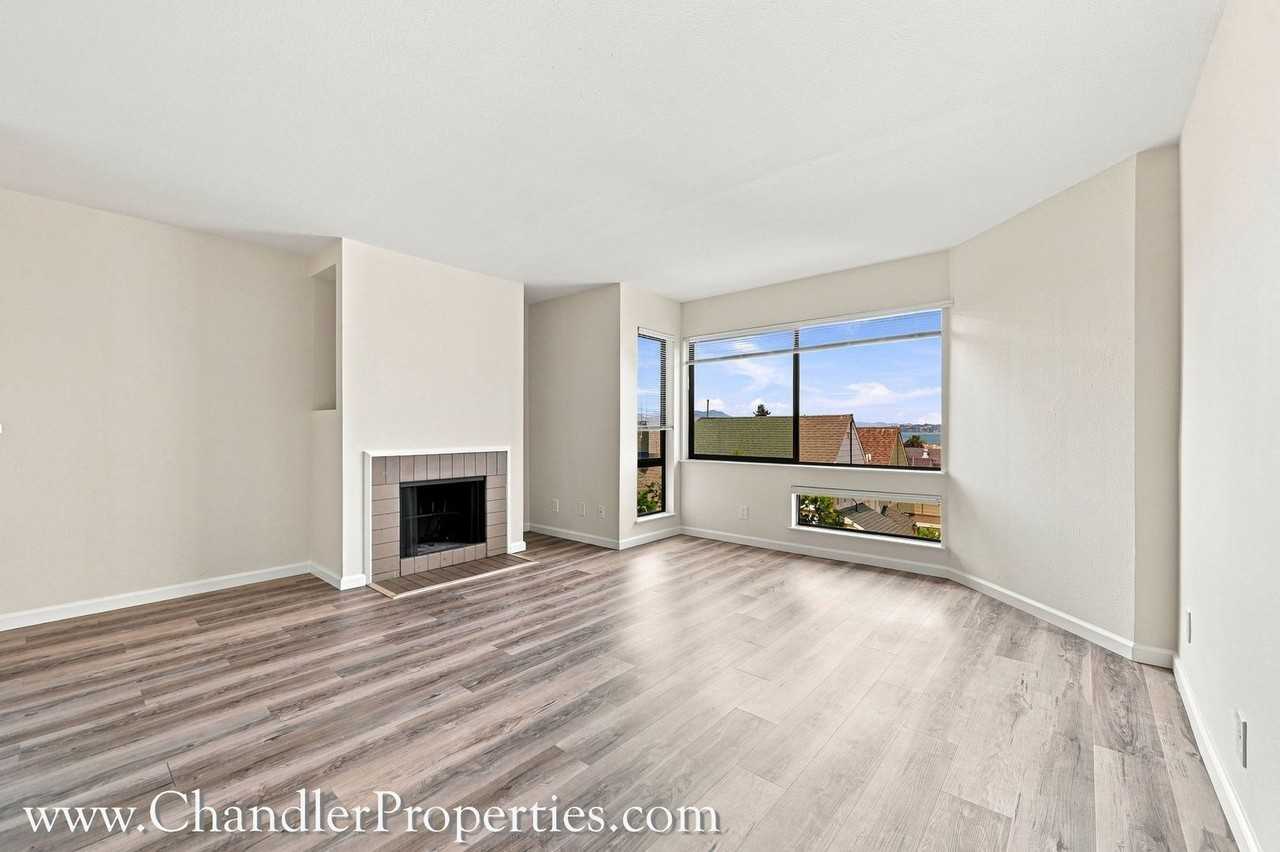Listing photo 1 of 5