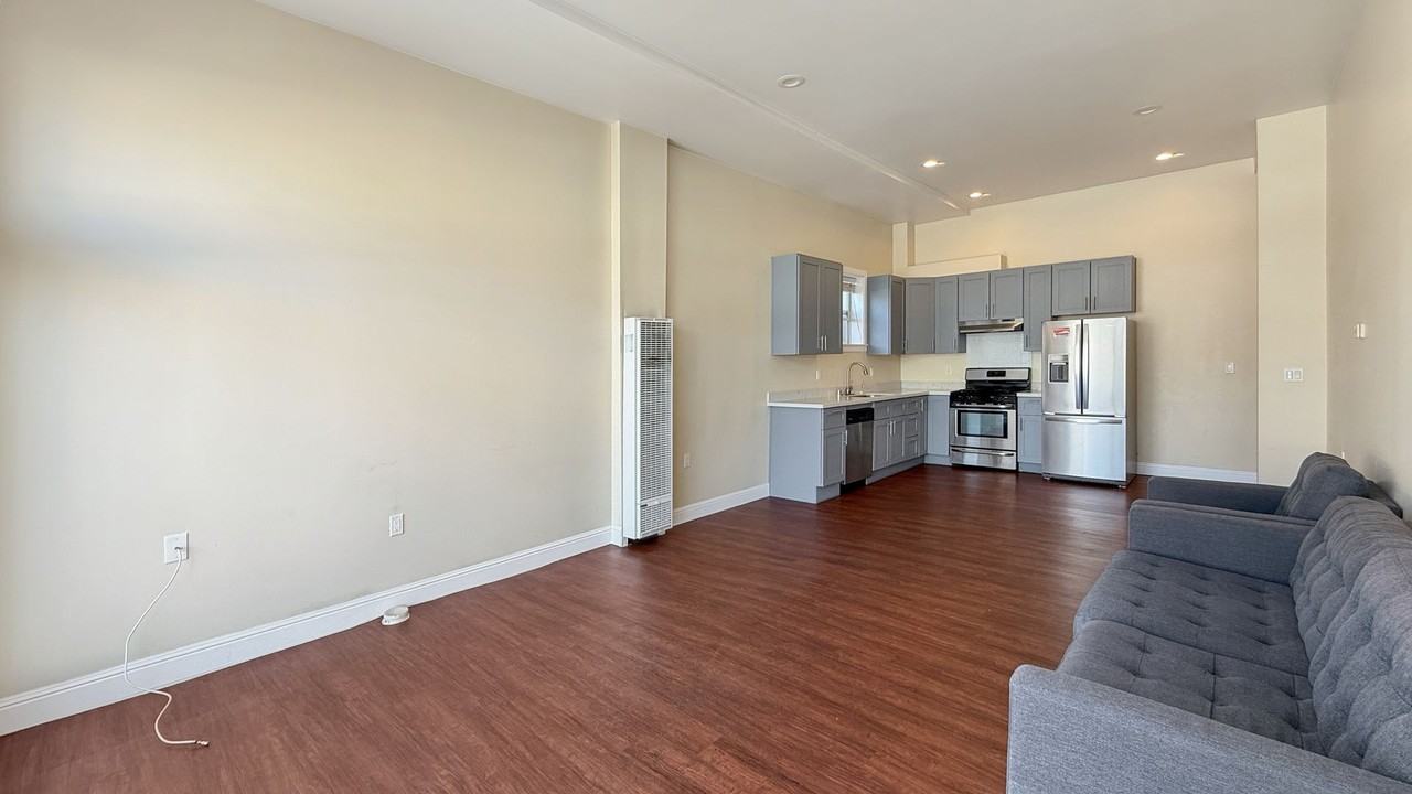 Listing photo 1 of 5
