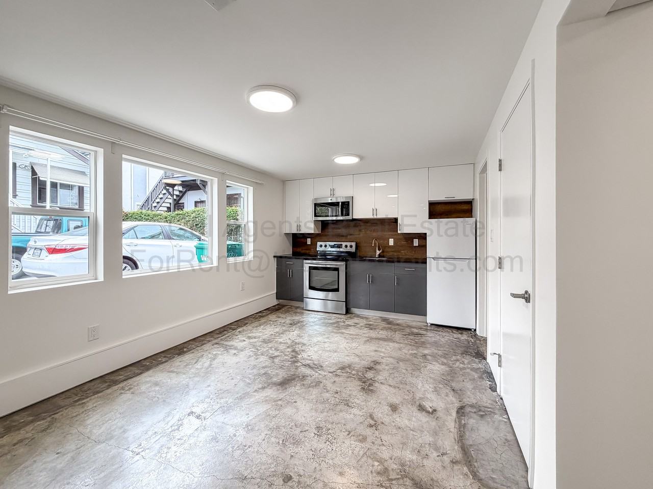 Listing photo 1 of 5