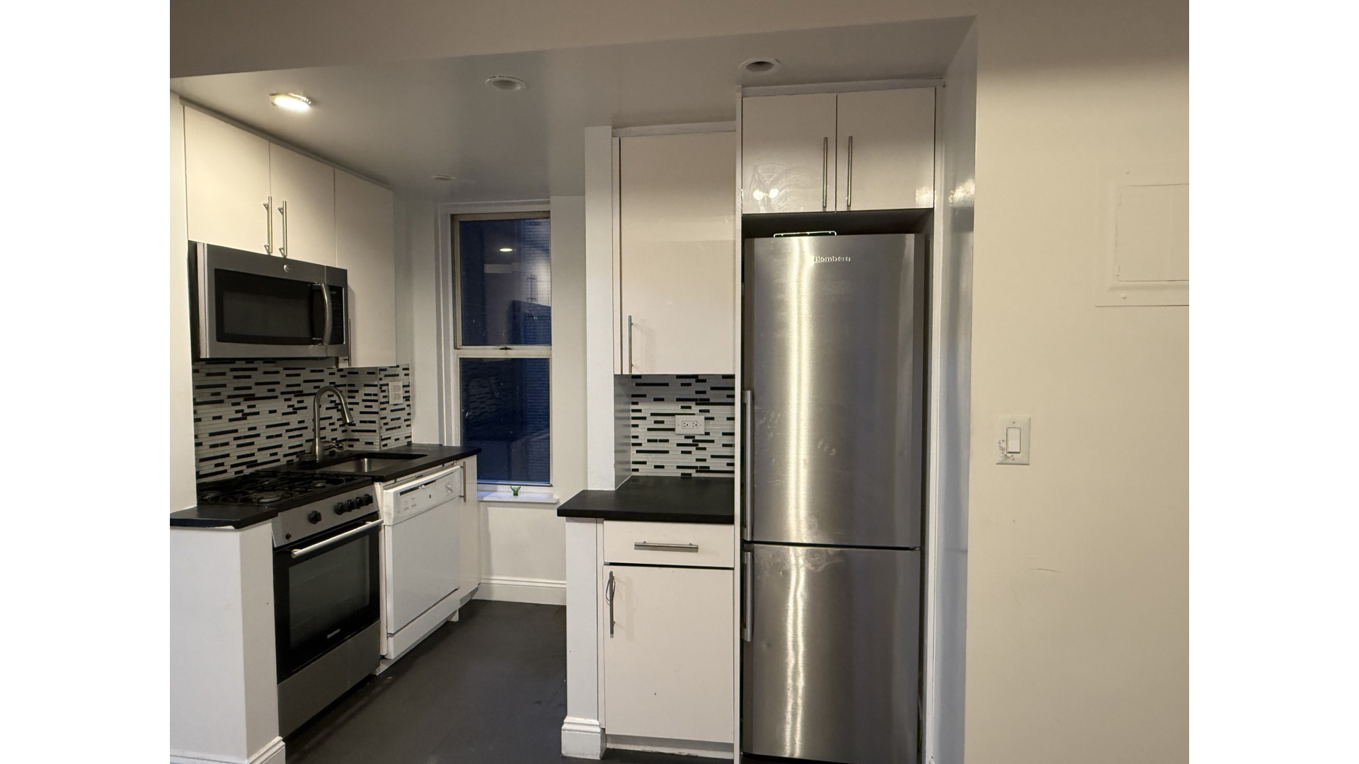 Listing photo 1 of 4