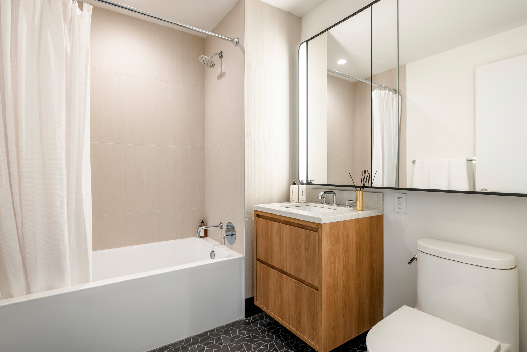 Listing photo 1 of 8