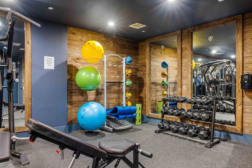 Listing photo 1 of 6