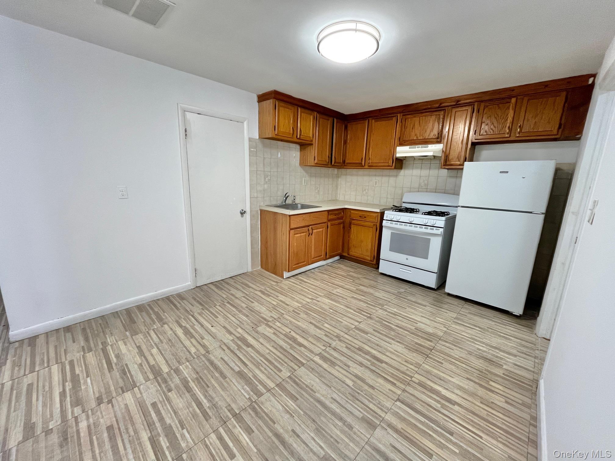 Listing photo 1 of 5