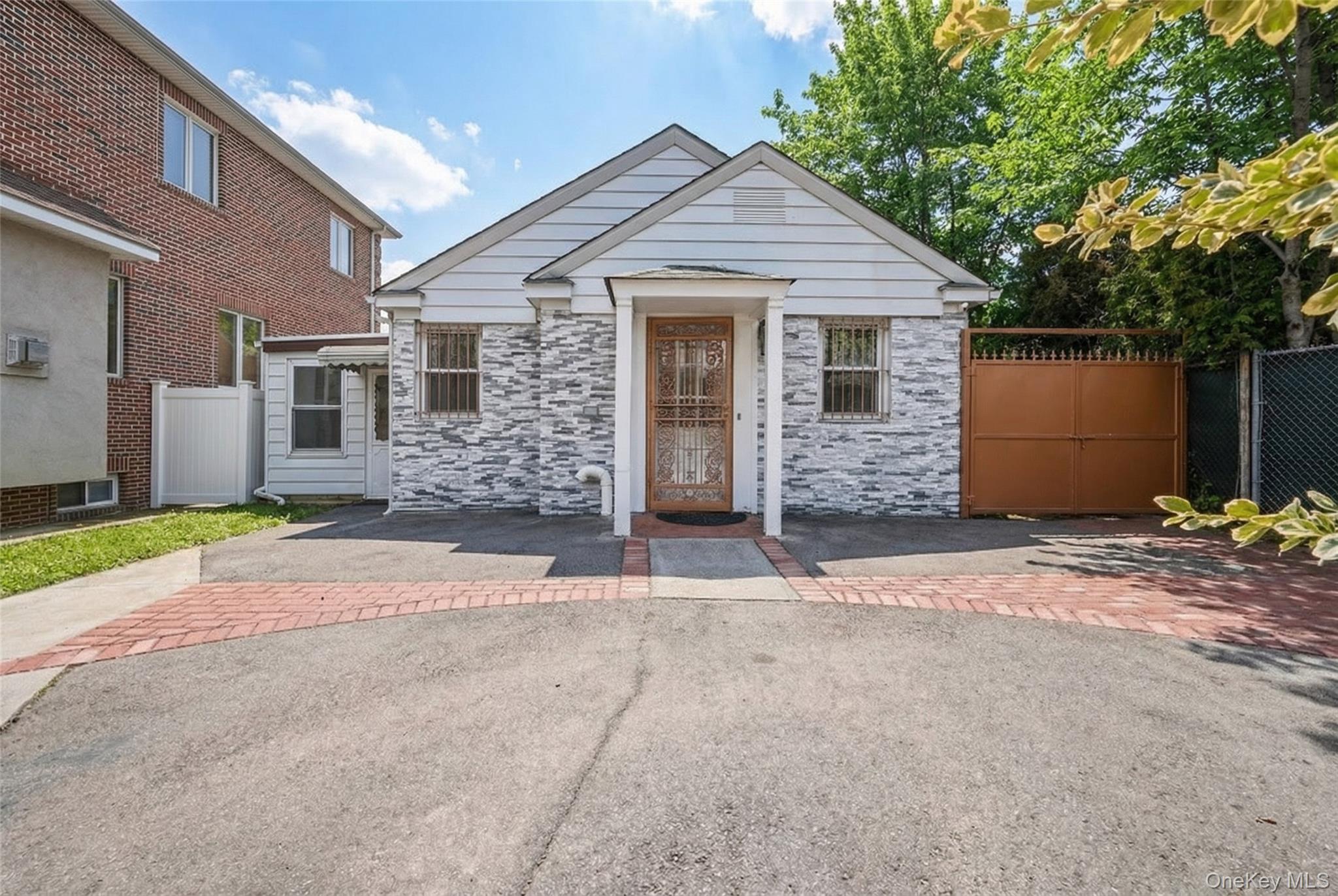Listing photo 1 of 5