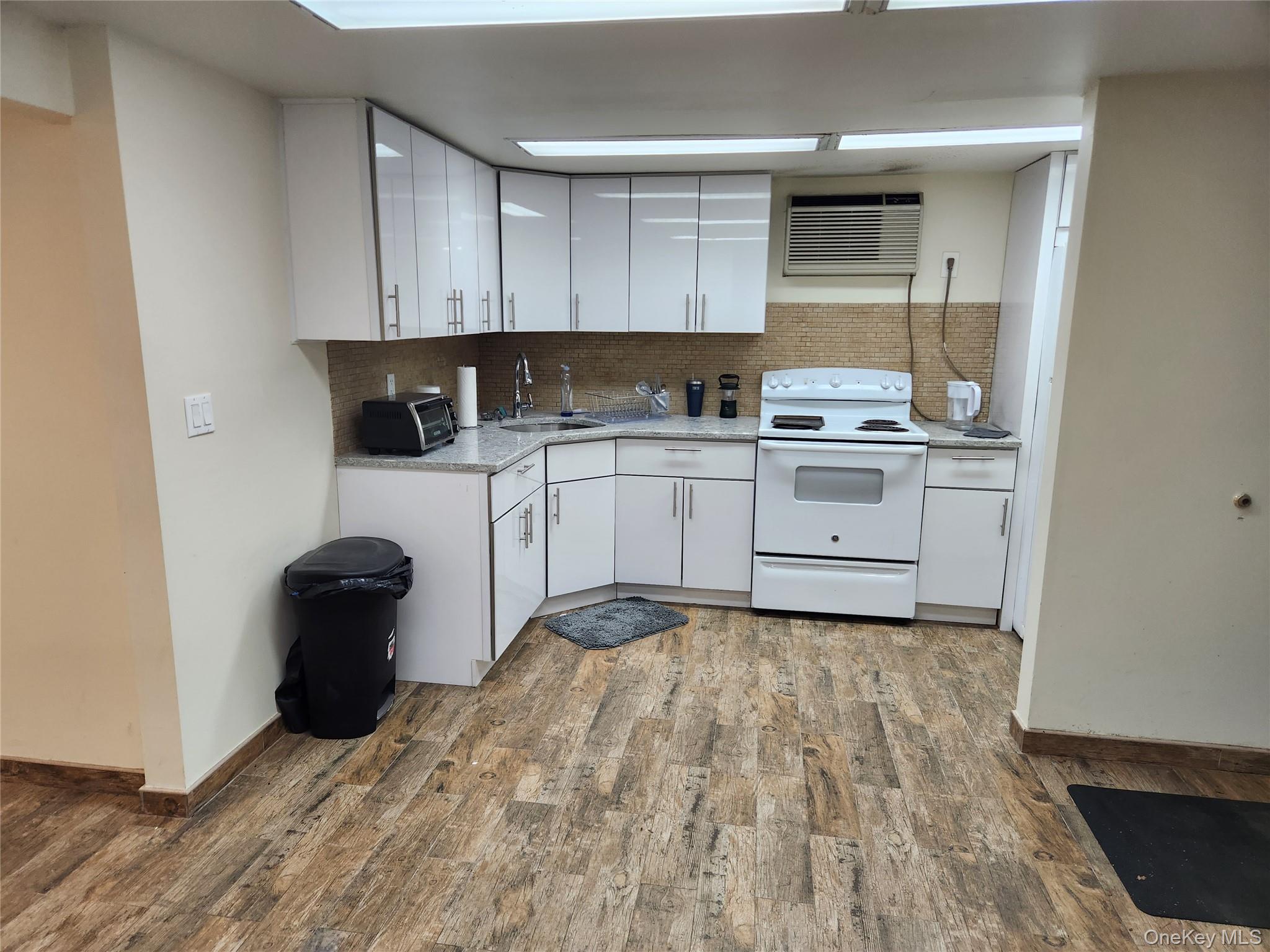 Listing photo 1 of 5