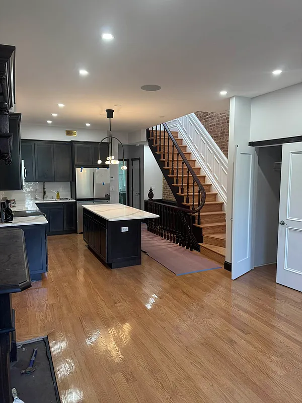 Listing photo 1 of 5