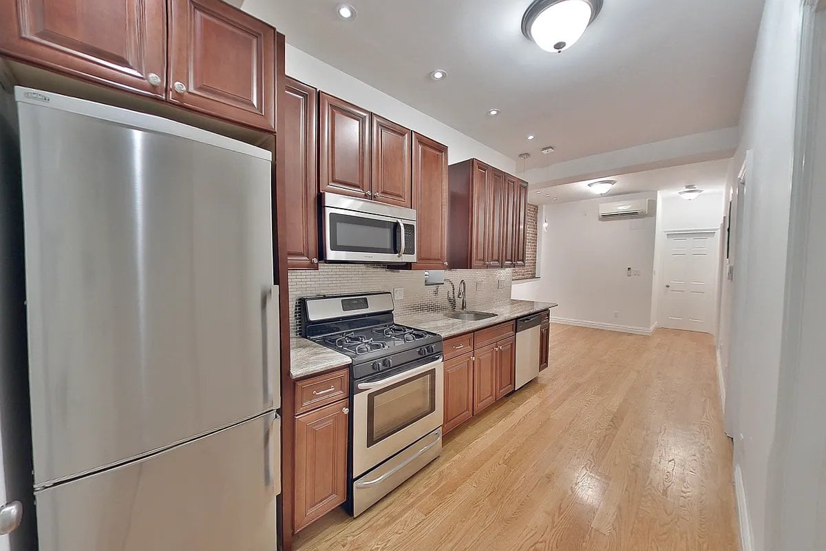 Listing photo 1 of 5