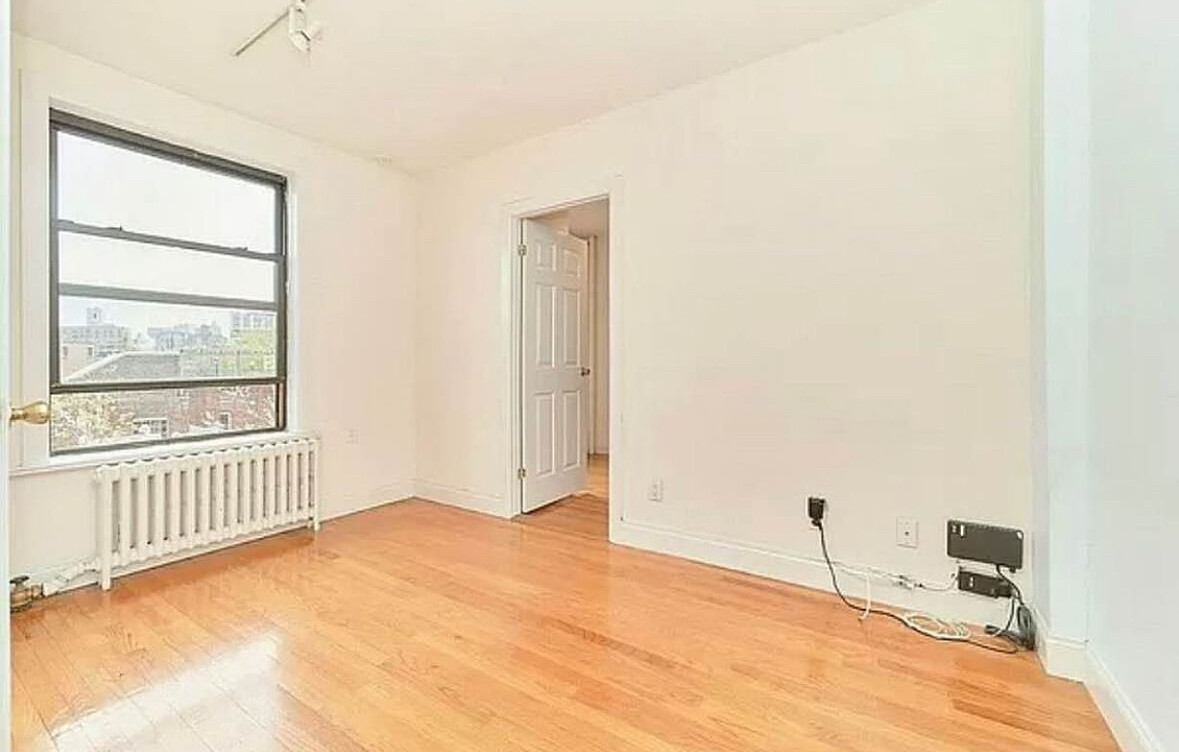 Listing photo 1 of 4