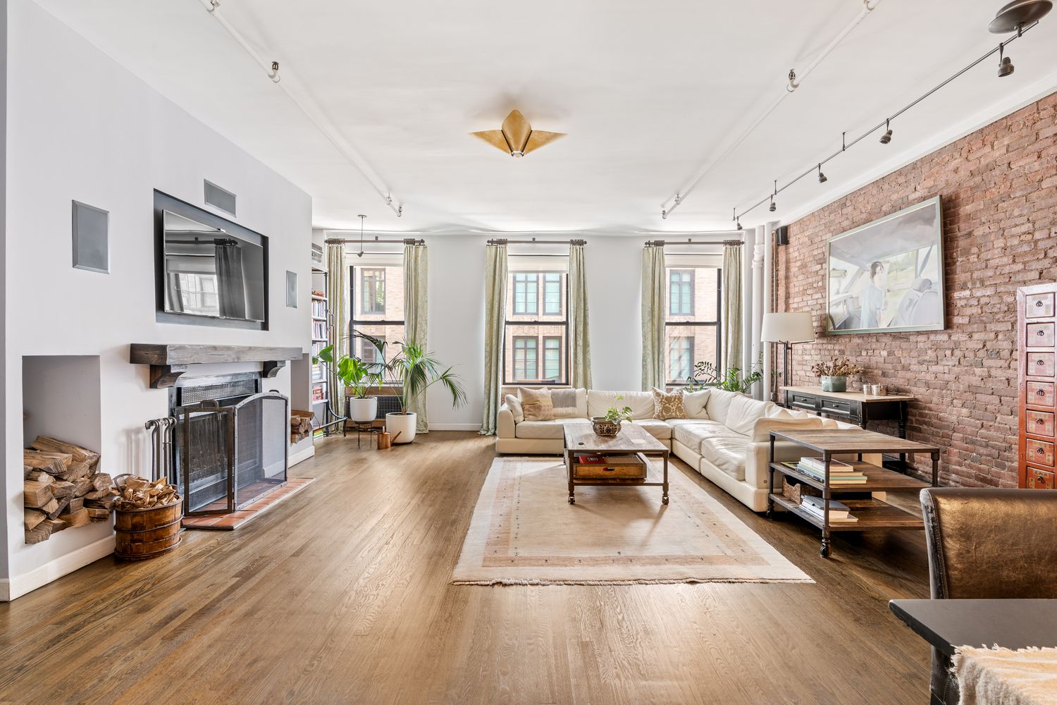 Listing photo 1 of 6