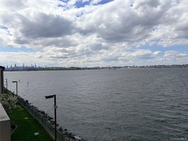 Listing photo 1 of 6