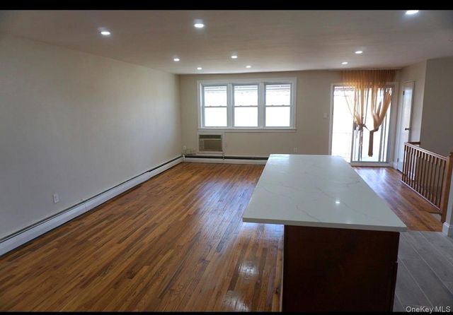 Listing photo 1 of 6