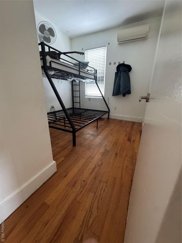 Listing photo 1 of 6