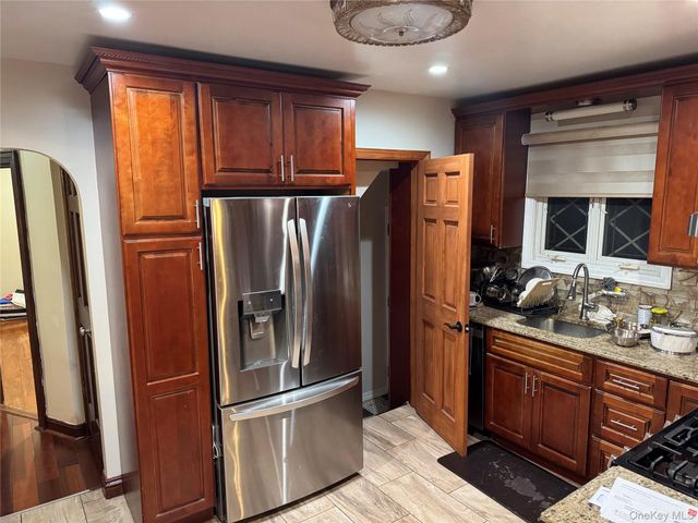 Listing photo 1 of 5