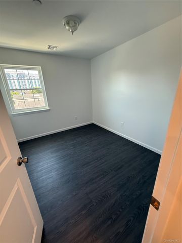 Listing photo 1 of 6